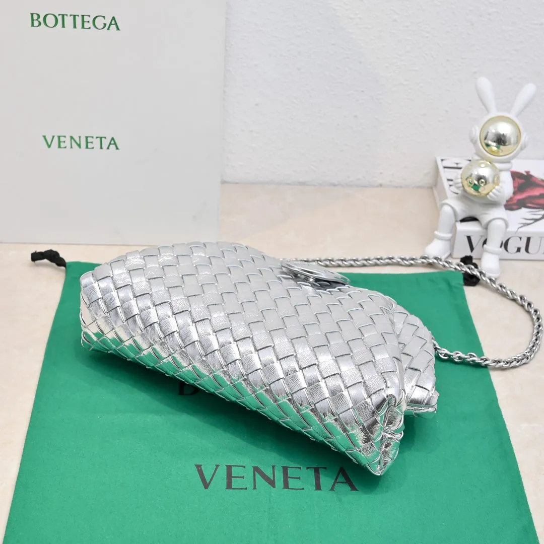 Batch 2260 Bitters Venetia 2024 summer series brings Lauren 1980 handbags back to the public eye. The design of the bag is inspired by ancient Roman architecture. It uses the brand's iconic Intrecciato lambskin woven bag body with a hard frame. No logo can be seen on the whole bag. It is equipped with a leather woven metal chain. When using it as a clutch, just put the chain directly in the bag ~ showing an elegant and timeless style. Decades later, when Lauren Hutton once again walked on the Bottega Venetia spring and summer show with this bag, the charm of the year still remains intact despite the passage of time. Size: 31.5*16.5*11 Style No.: 5807